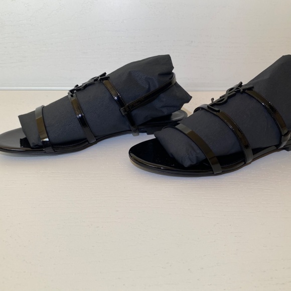 CASSANDRA FLAT SANDALS IN PATENT LEATHER WITH BLACK MONOGRAM - Picture 5 of 6